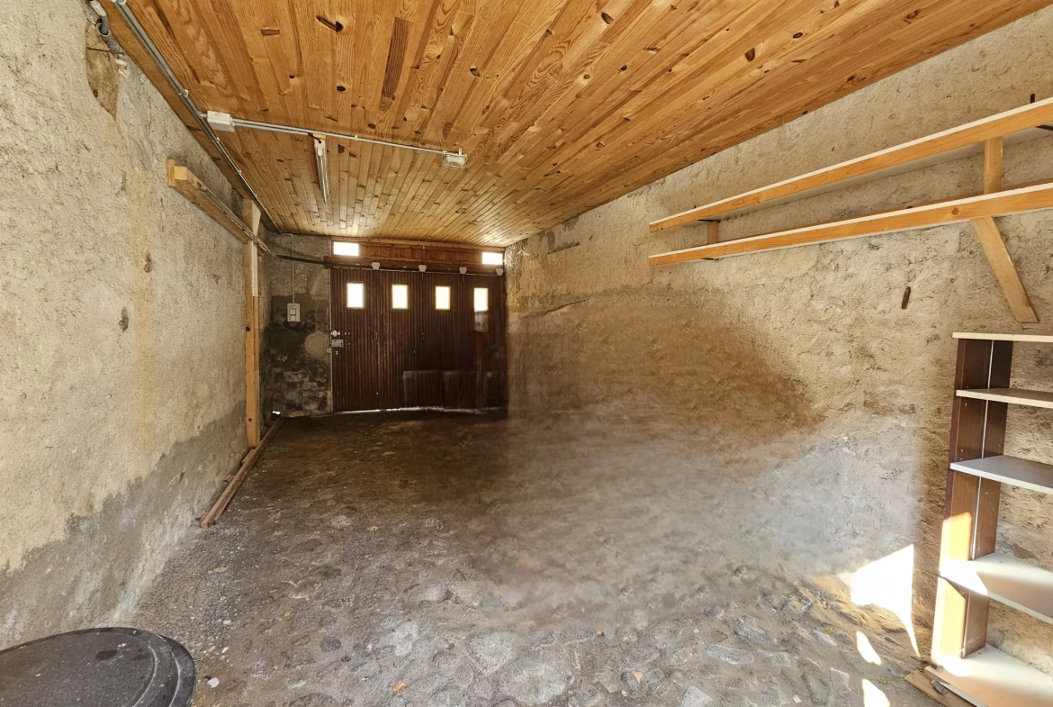 Maison de ville divisée en deux logements avec cave, garage et cour à Saint-Gervais d'Auvergne 
