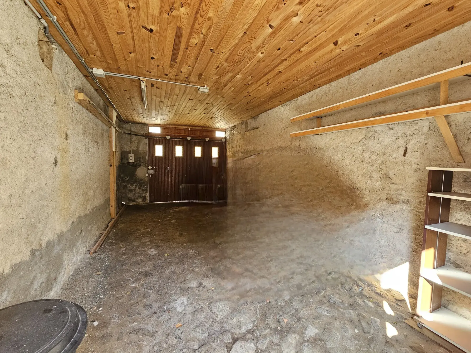 Maison de ville divisée en deux logements avec cave, garage et cour à Saint-Gervais d'Auvergne 