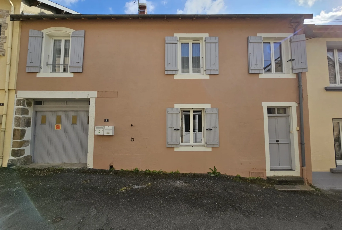 Maison de ville divisée en deux logements avec cave, garage et cour à Saint-Gervais d'Auvergne 