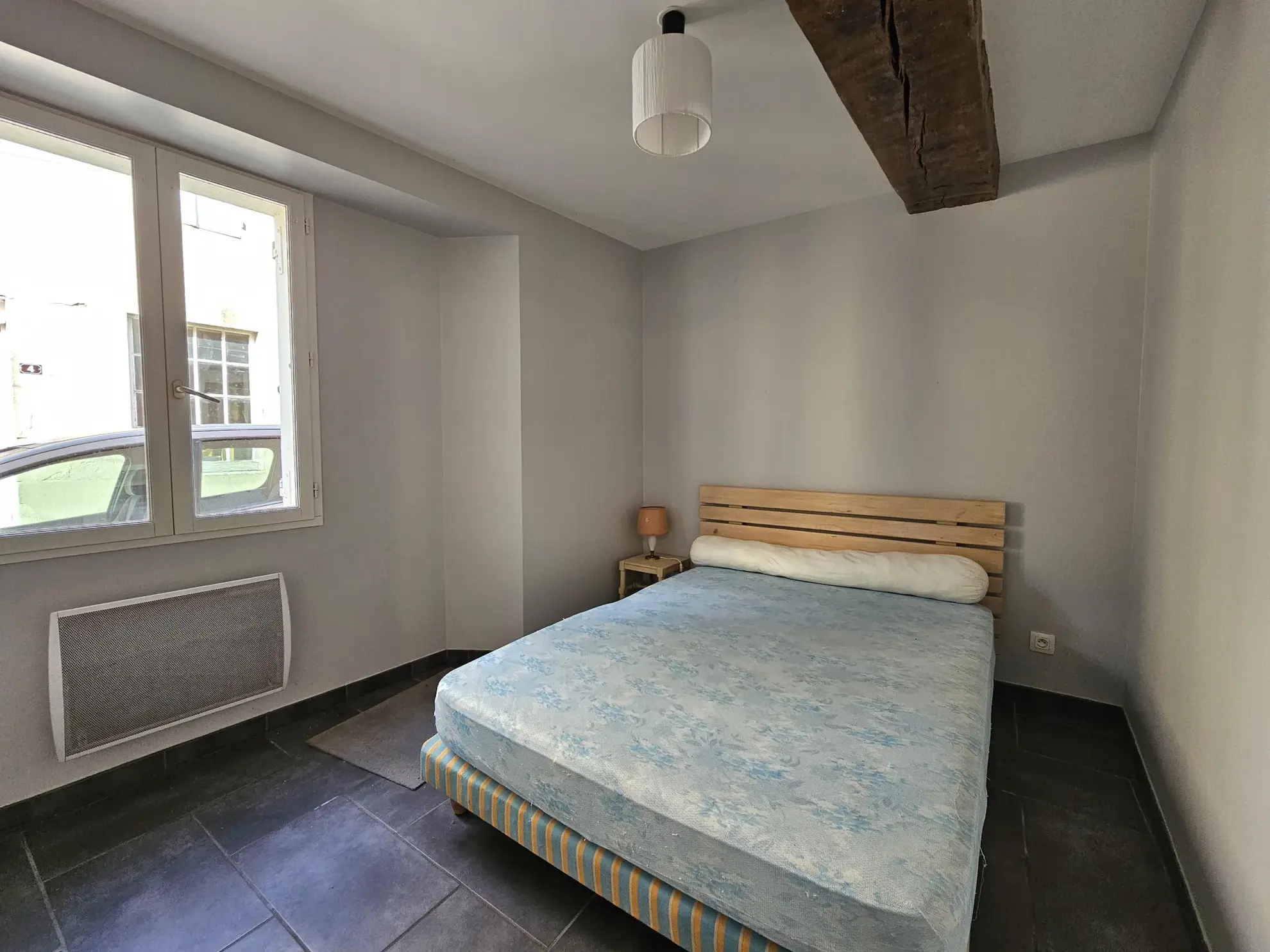 Maison de ville divisée en deux logements avec cave, garage et cour à Saint-Gervais d'Auvergne 