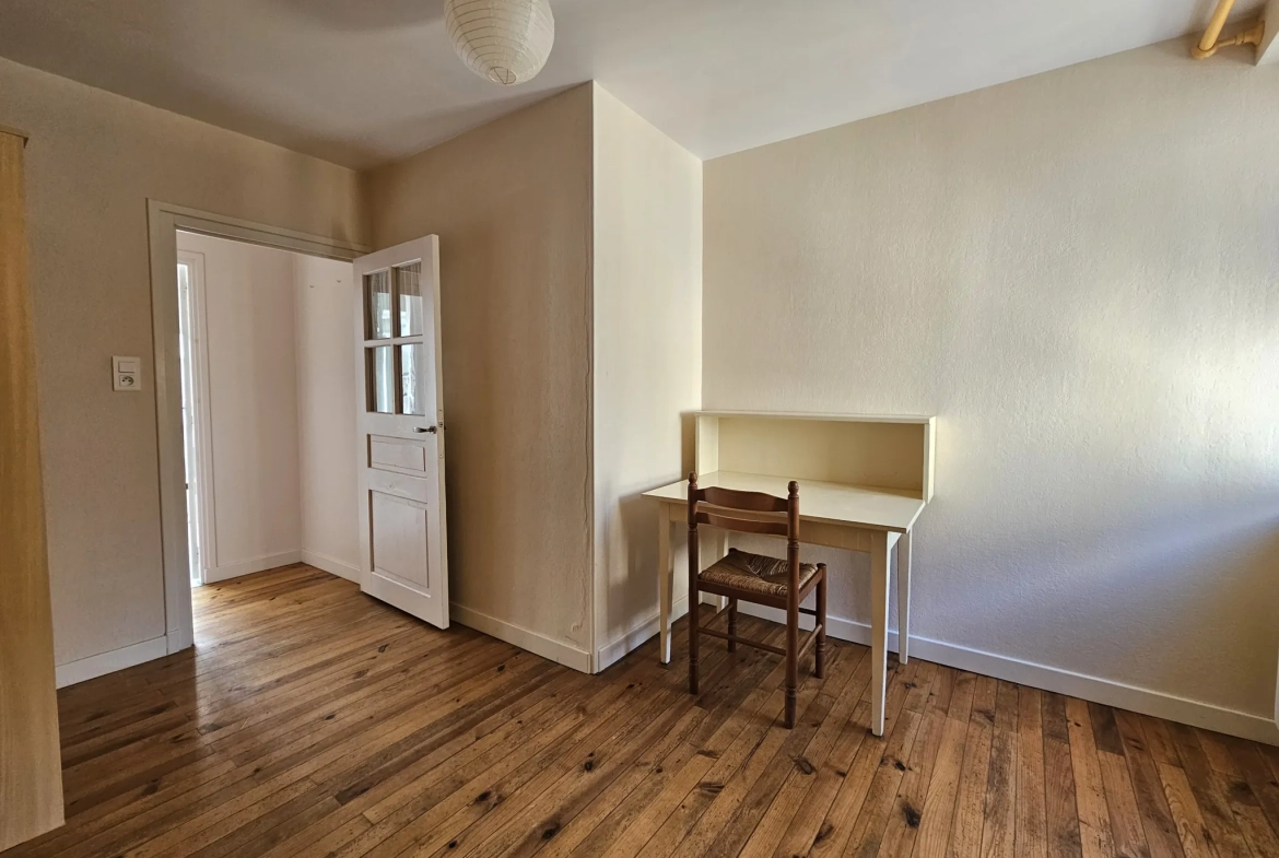 Maison de ville divisée en deux logements avec cave, garage et cour à Saint-Gervais d'Auvergne 