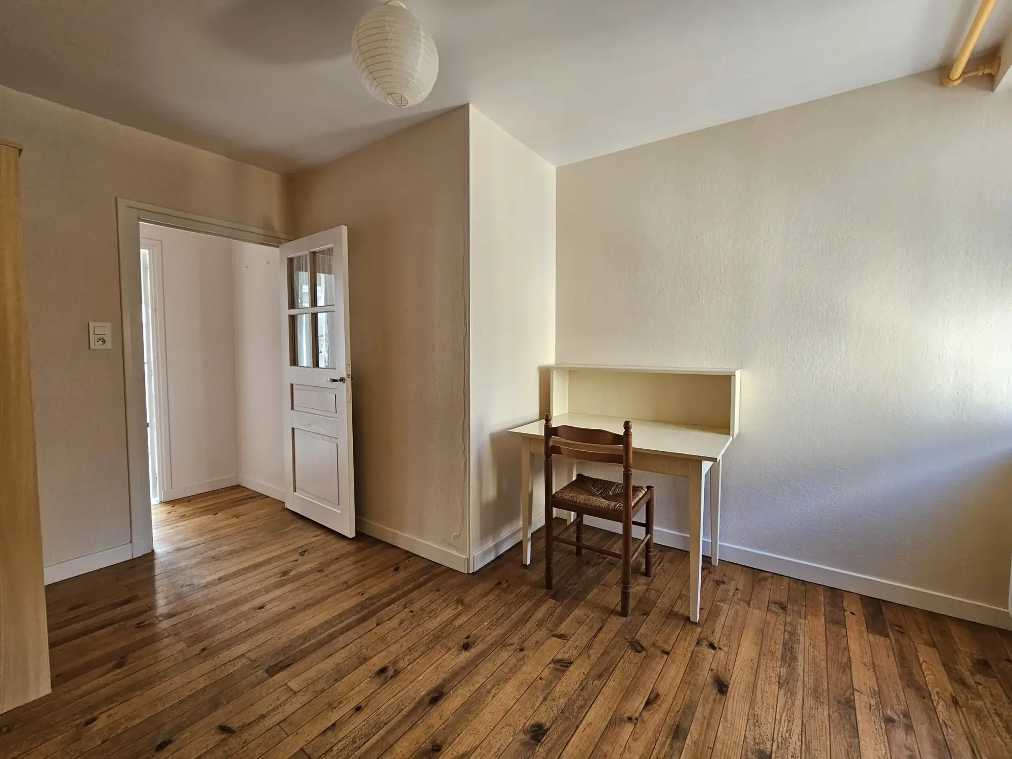Maison de ville divisée en deux logements avec cave, garage et cour à Saint-Gervais d'Auvergne 