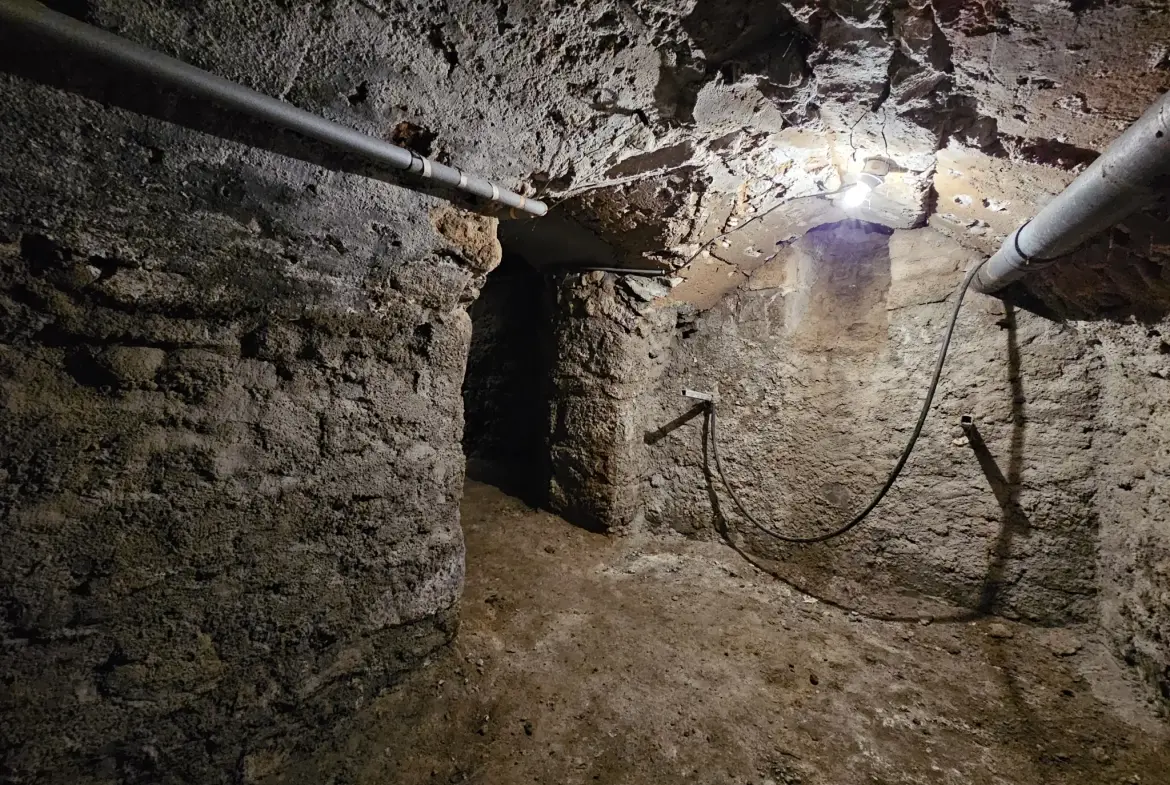 Maison de ville divisée en deux logements avec cave, garage et cour à Saint-Gervais d'Auvergne 