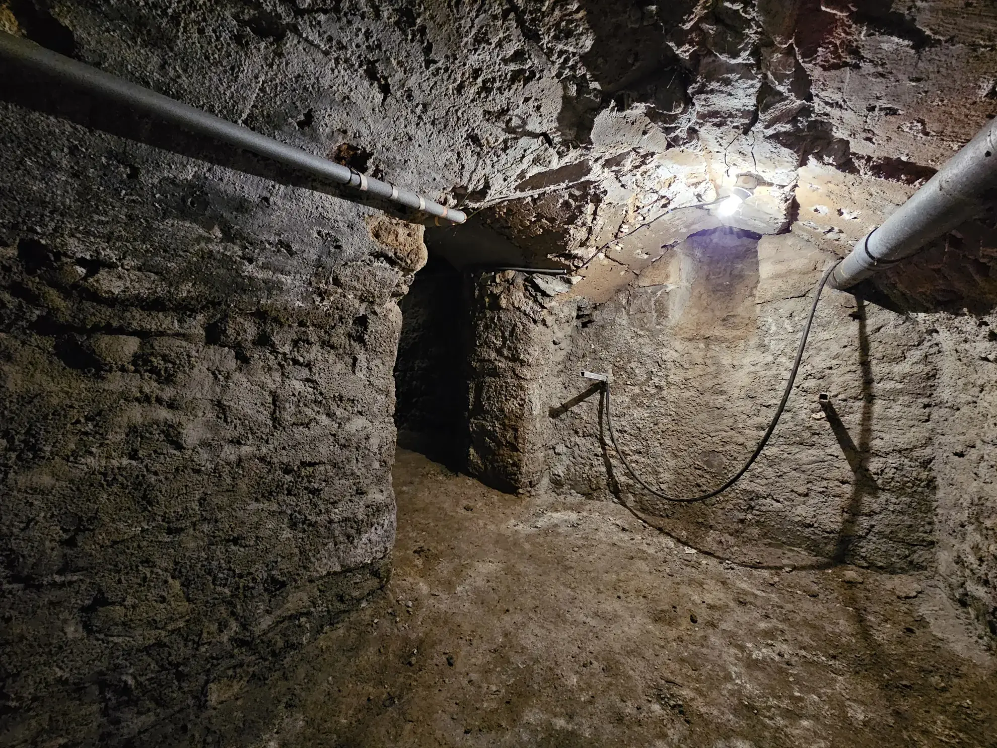 Maison de ville divisée en deux logements avec cave, garage et cour à Saint-Gervais d'Auvergne 