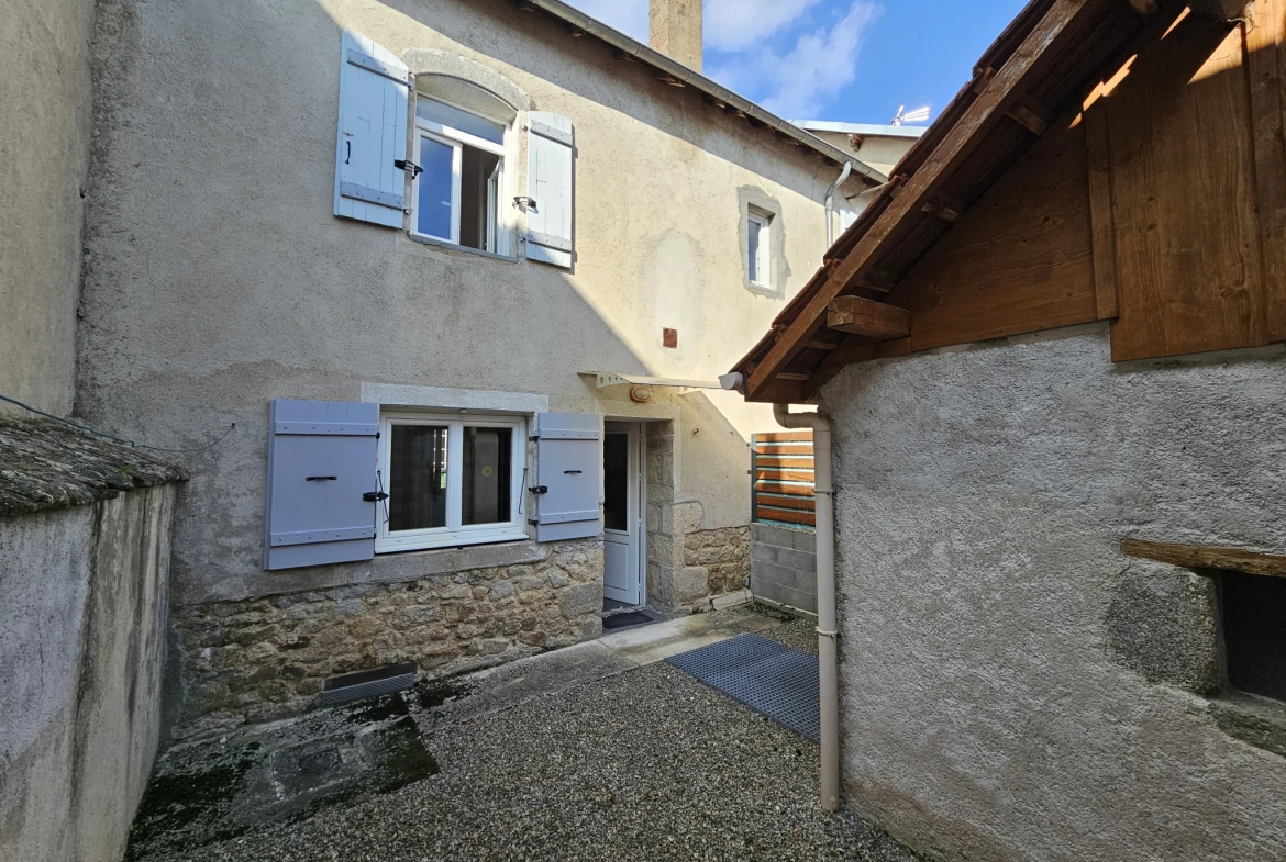 Maison de ville divisée en deux logements avec cave, garage et cour à Saint-Gervais d'Auvergne 