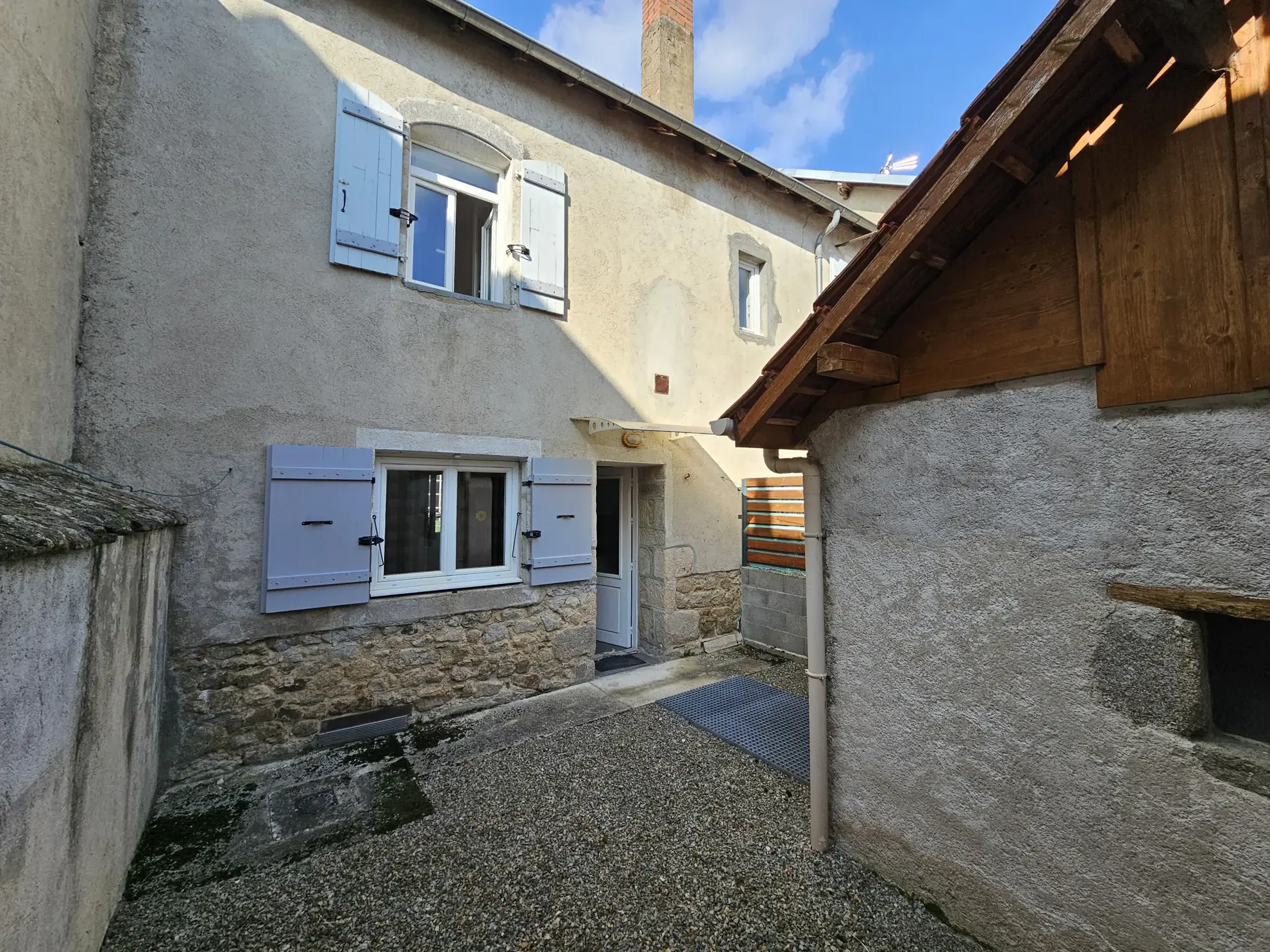 Maison de ville divisée en deux logements avec cave, garage et cour à Saint-Gervais d'Auvergne 