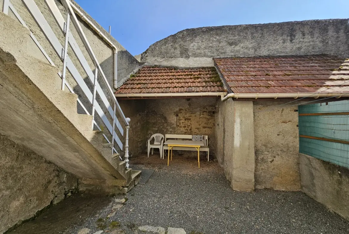 Maison de ville divisée en deux logements avec cave, garage et cour à Saint-Gervais d'Auvergne 