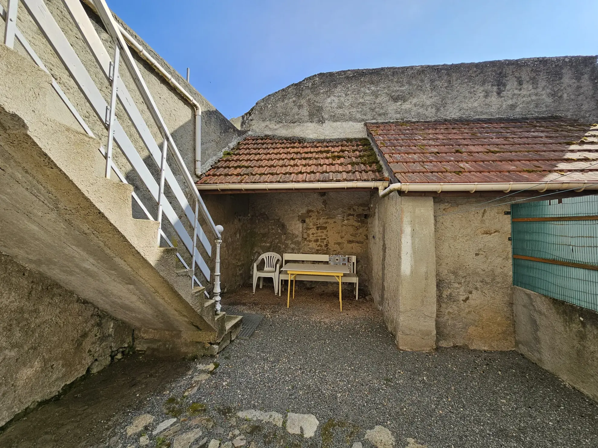 Maison de ville divisée en deux logements avec cave, garage et cour à Saint-Gervais d'Auvergne 