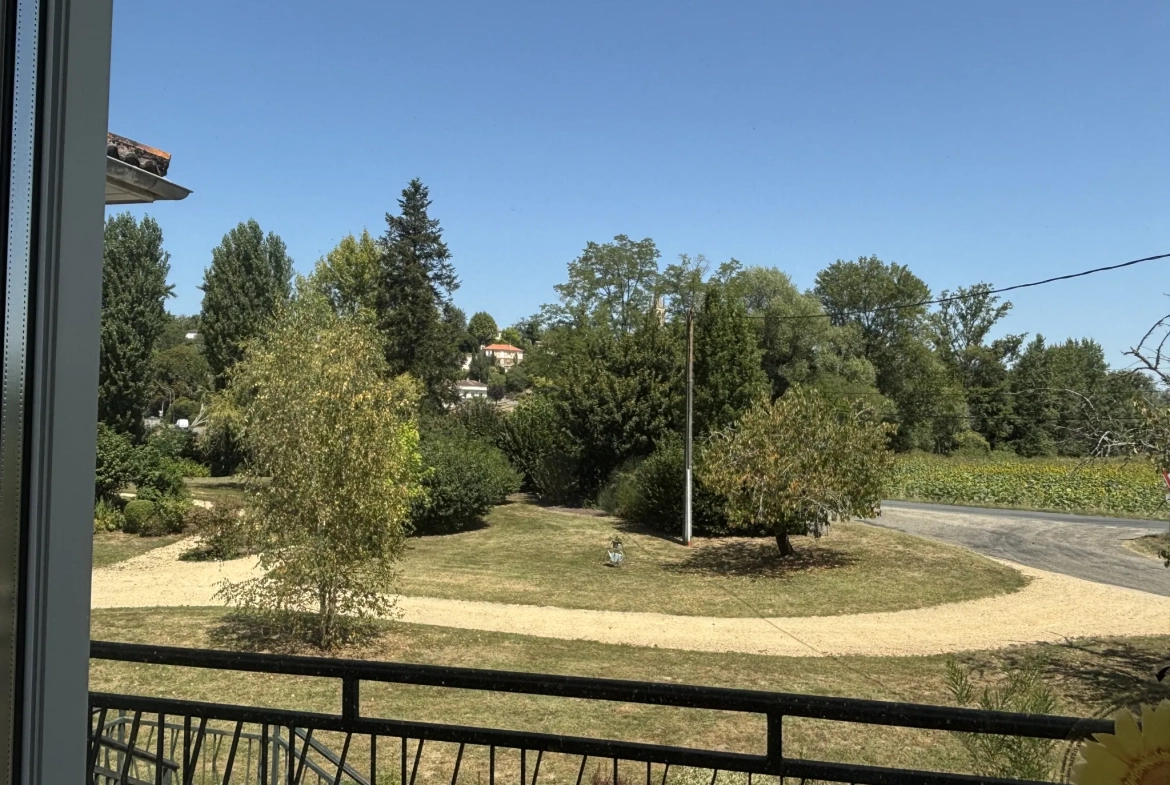 Maison individuelle à vendre de 120 m² à Ste Bazeille avec grand jardin et potentiel d'extension 