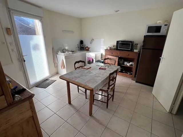 À vendre maison avec logement loué et à rénover à Sainte-Hermine 