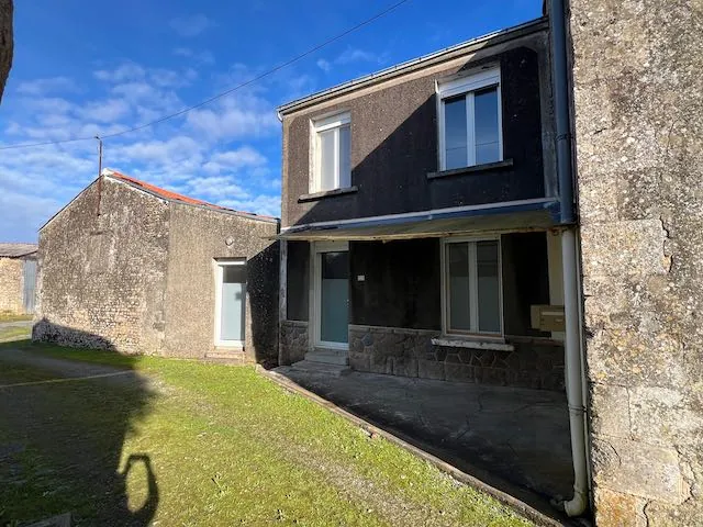 À vendre maison avec logement loué et à rénover à Sainte-Hermine 