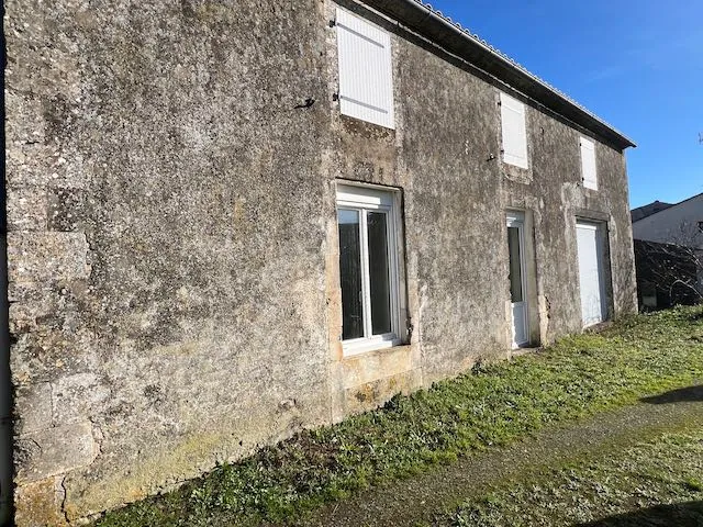 À vendre maison avec logement loué et à rénover à Sainte-Hermine 