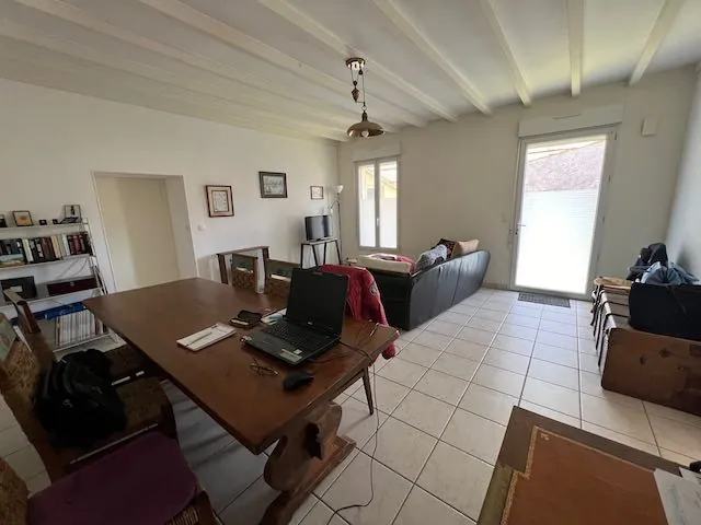 À vendre maison avec logement loué et à rénover à Sainte-Hermine 