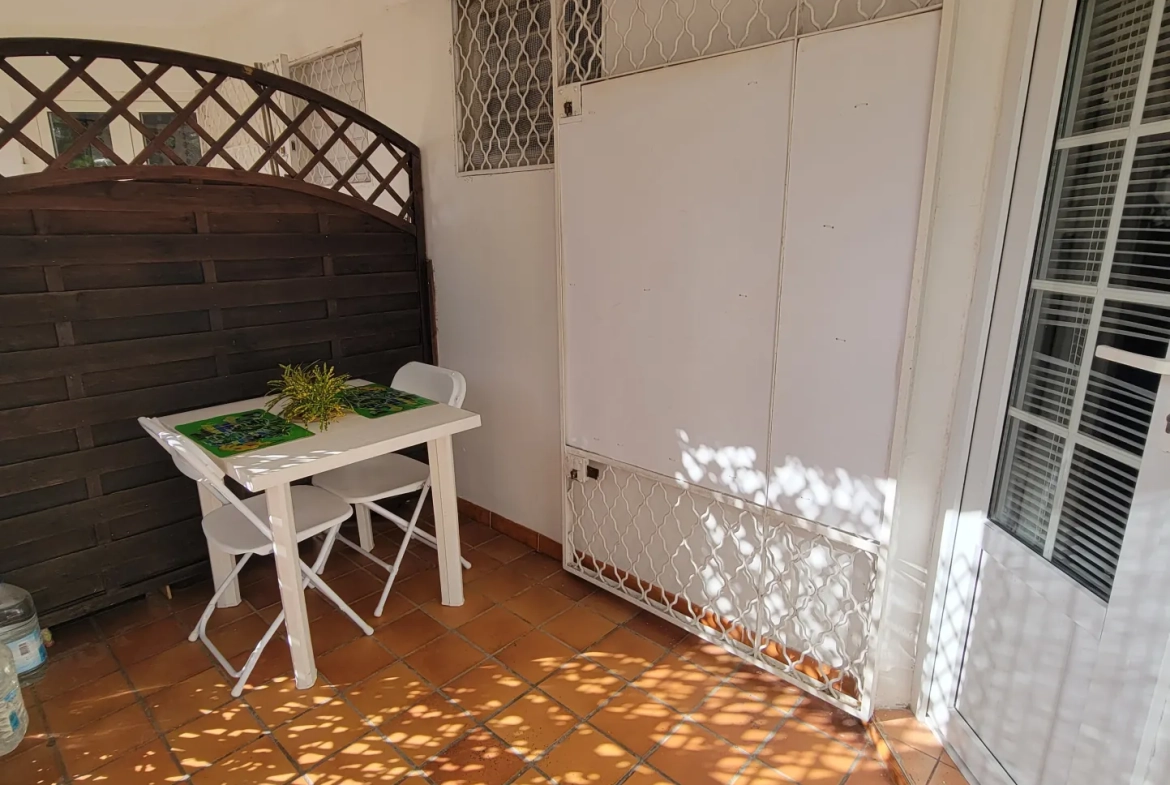 Studio à Anse Mitan avec terrasse, proche plage, idéal pour investissement ou résidence secondaire 