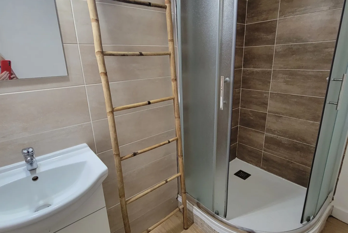 Studio à Anse Mitan avec terrasse, proche plage, idéal pour investissement ou résidence secondaire 