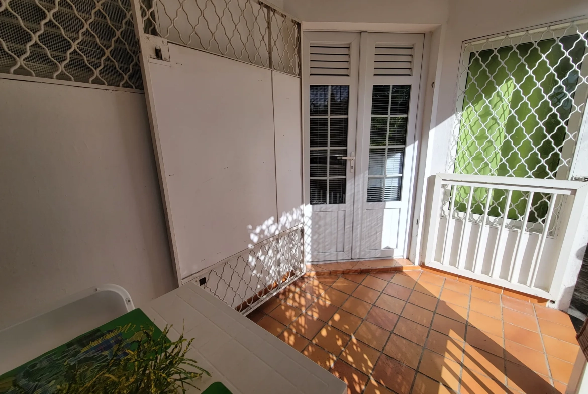 Studio à Anse Mitan avec terrasse, proche plage, idéal pour investissement ou résidence secondaire 