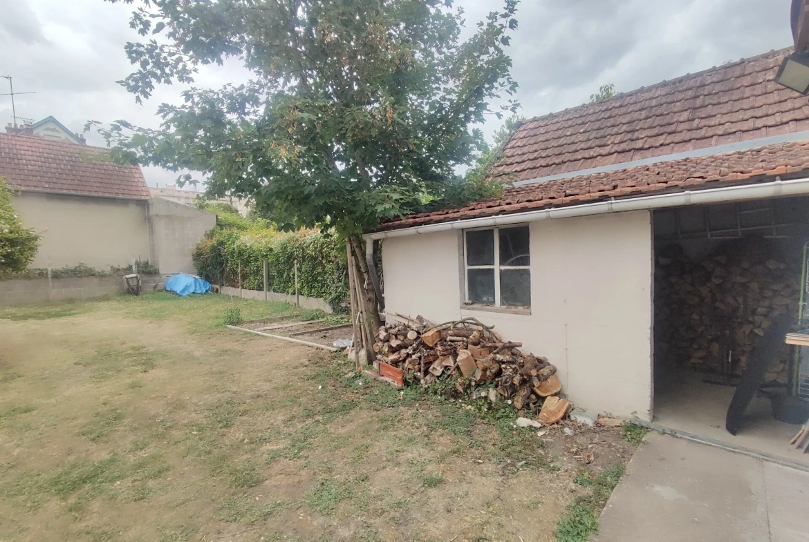À vendre maison 3 chambres à Nevers, terrain de 406 m², proche commodités 