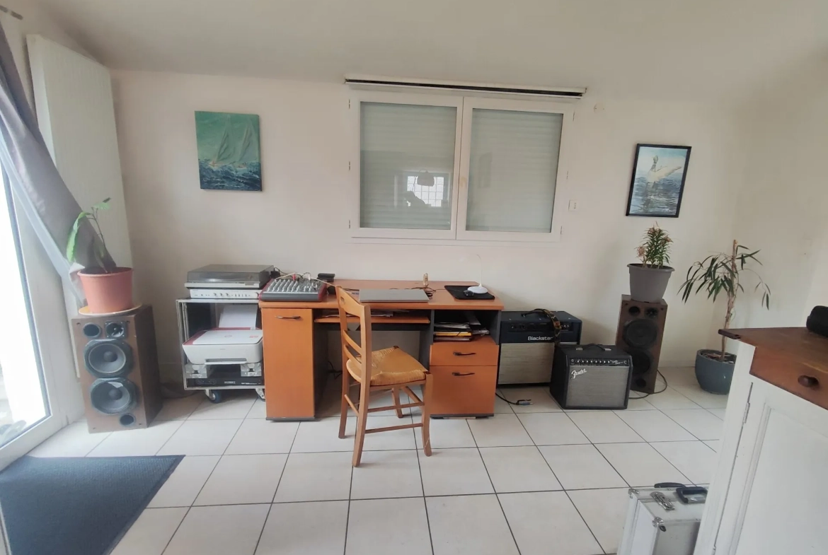 À vendre maison 3 chambres à Nevers, terrain de 406 m², proche commodités 
