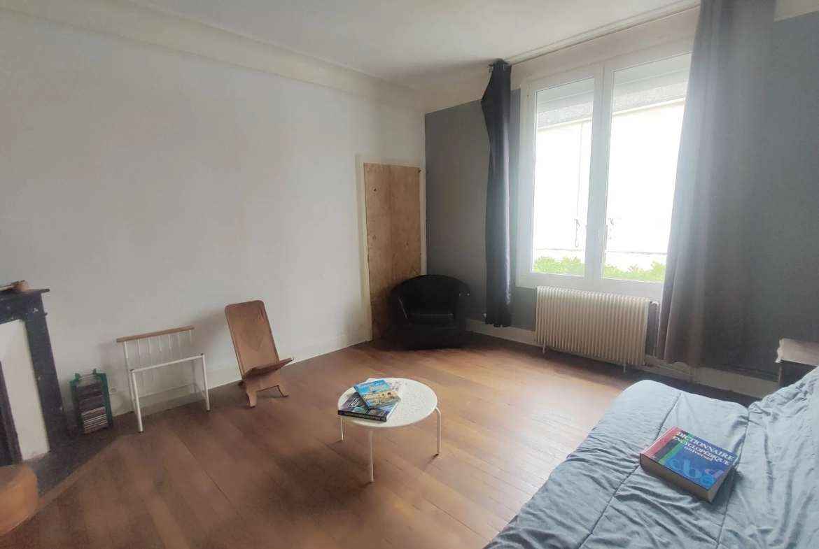 À vendre maison 3 chambres à Nevers, terrain de 406 m², proche commodités 