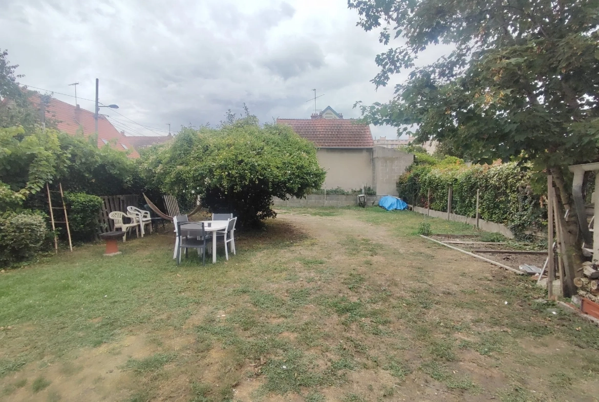 À vendre maison 3 chambres à Nevers, terrain de 406 m², proche commodités 