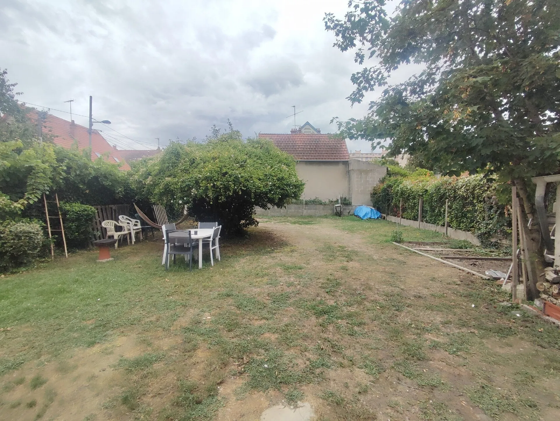 À vendre maison 3 chambres à Nevers, terrain de 406 m², proche commodités 