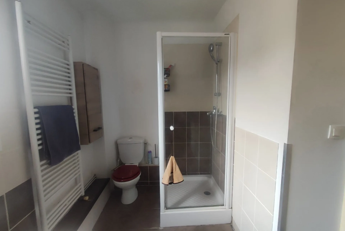 À vendre maison 3 chambres à Nevers, terrain de 406 m², proche commodités 