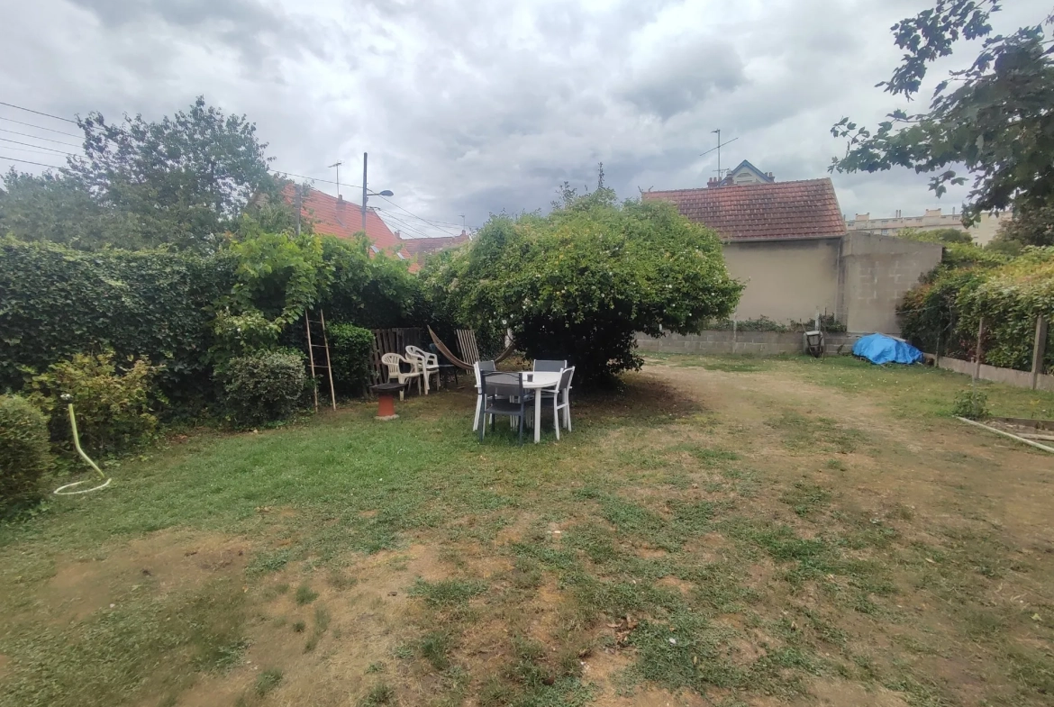 À vendre maison 3 chambres à Nevers, terrain de 406 m², proche commodités 
