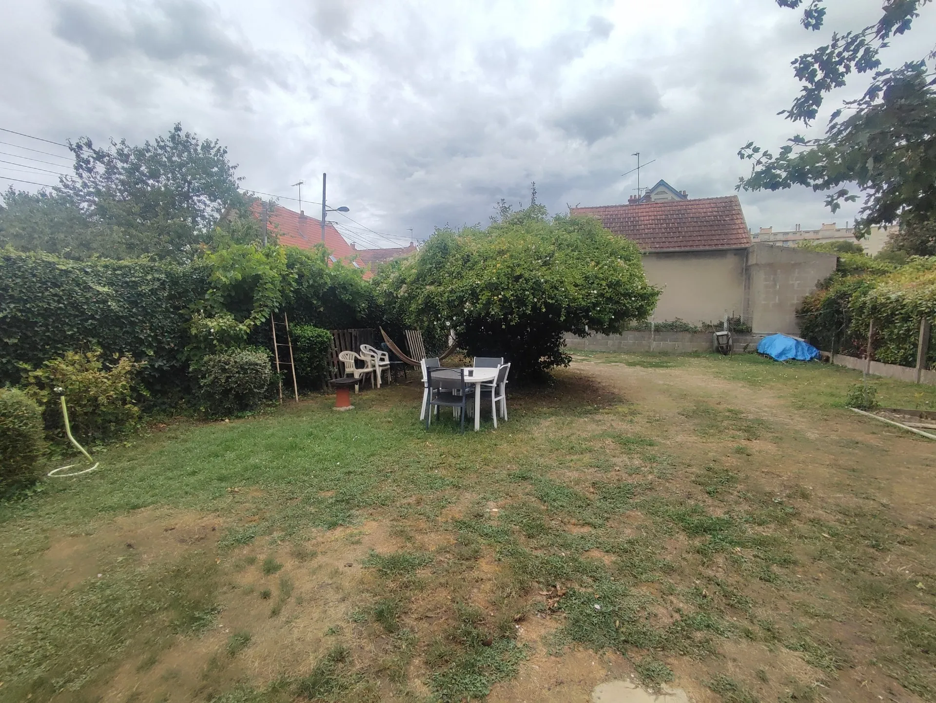 À vendre maison 3 chambres à Nevers, terrain de 406 m², proche commodités 