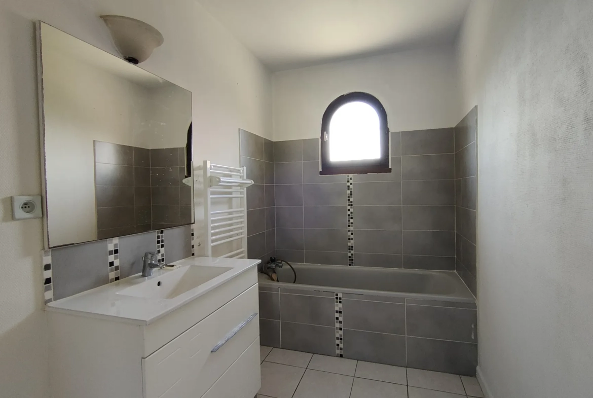 Maison à Caudrot avec 3 chambres, jardin et grand garage - À rénover 