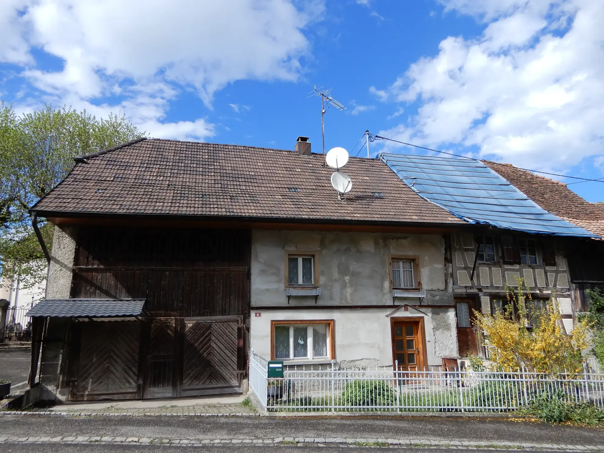 Maison de village à rénover de 103 m² à Bouxwiller, vaste terrain et garage double 