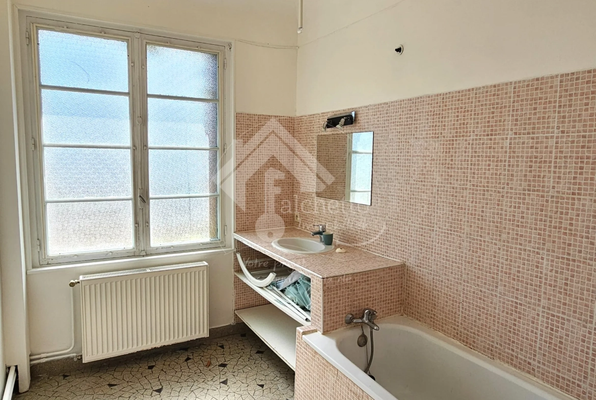 Belle maison familiale avec grand terrain à Cusset, 3 niveaux, 5 chambres 