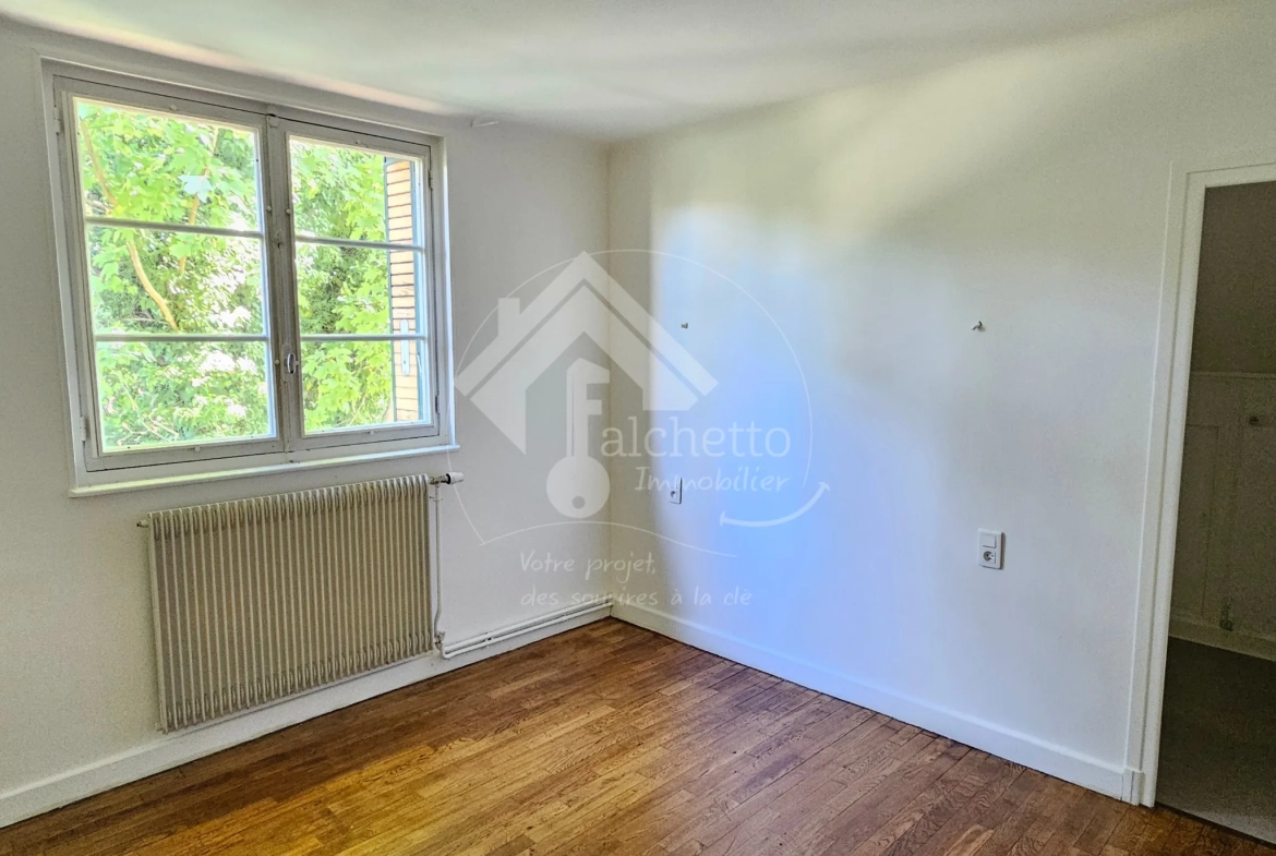 Belle maison familiale avec grand terrain à Cusset, 3 niveaux, 5 chambres 
