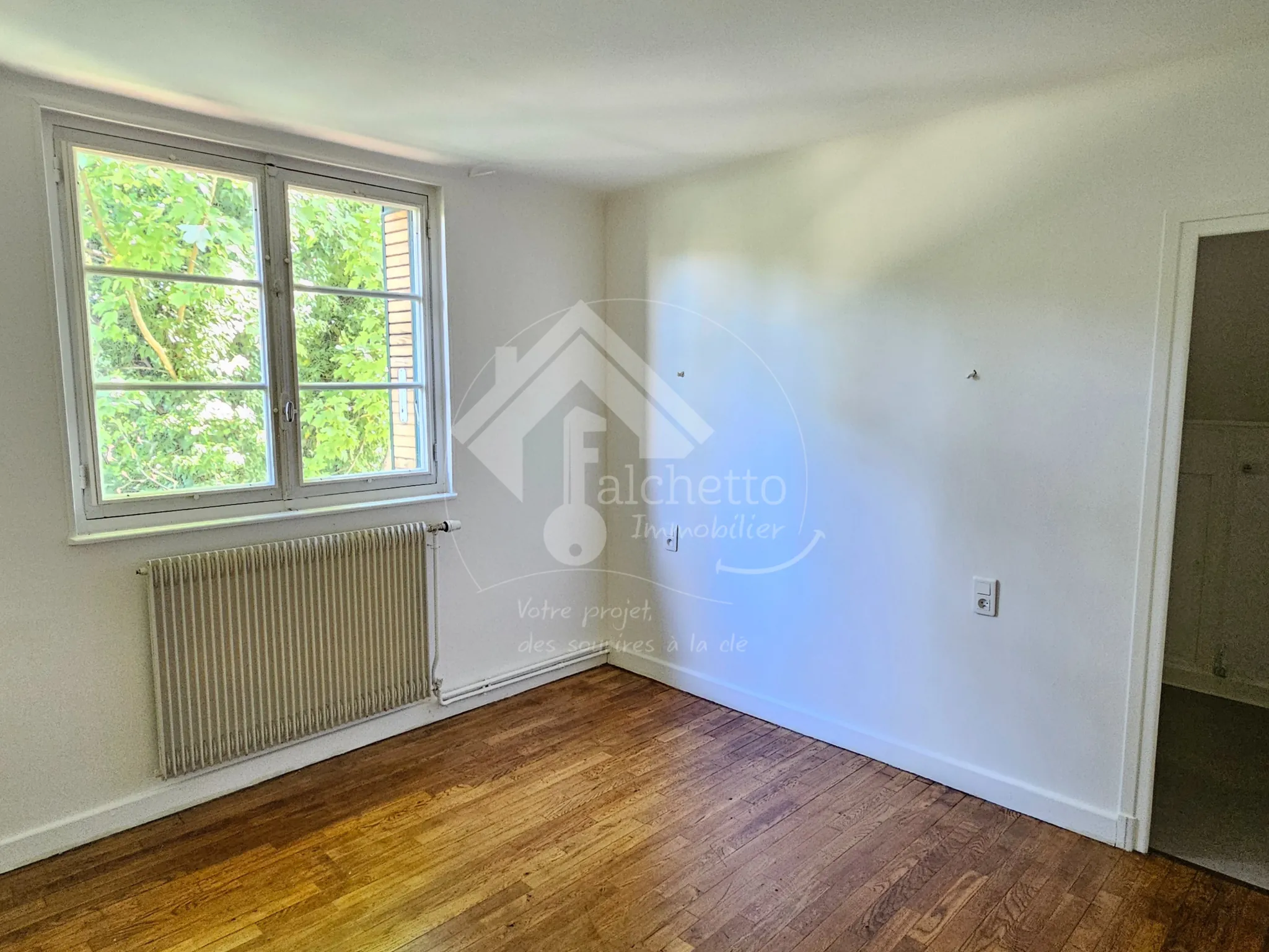 Belle maison familiale avec grand terrain à Cusset, 3 niveaux, 5 chambres 