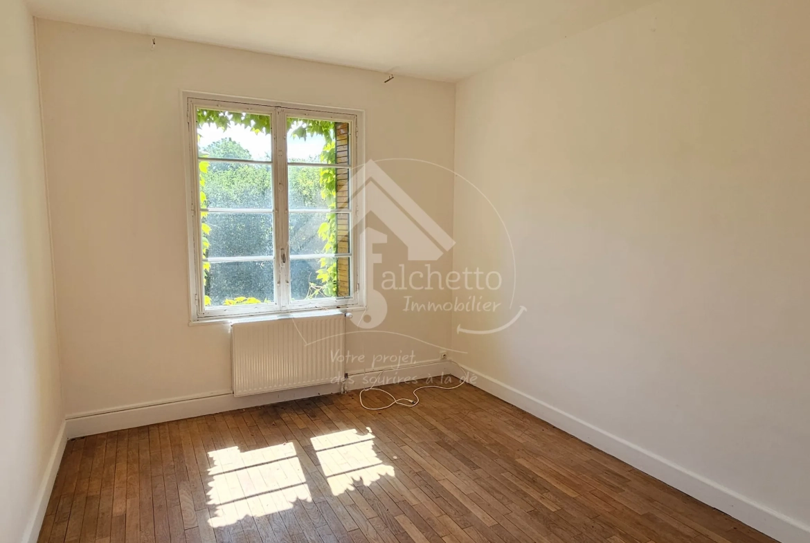 Belle maison familiale avec grand terrain à Cusset, 3 niveaux, 5 chambres 