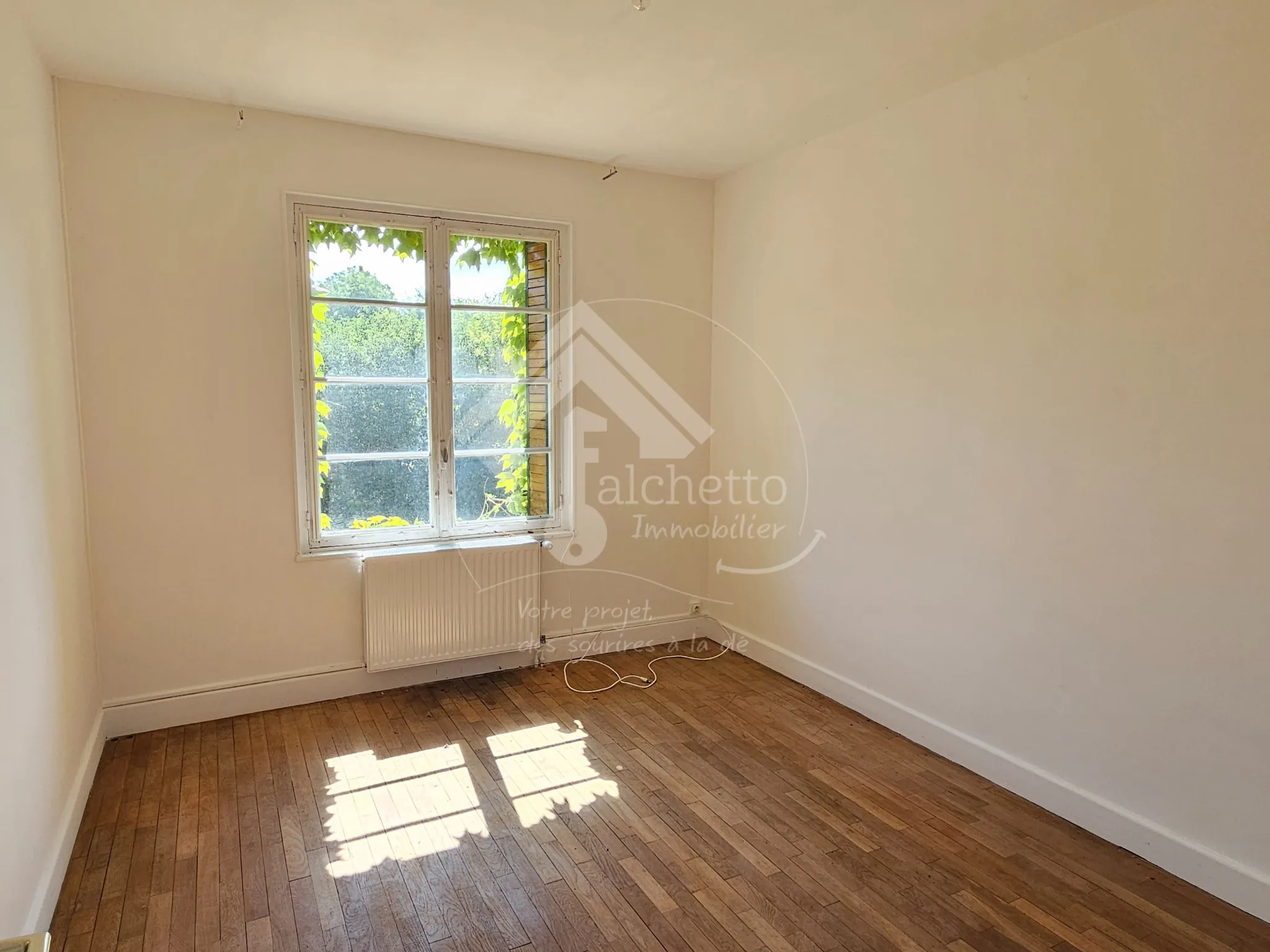 Belle maison familiale avec grand terrain à Cusset, 3 niveaux, 5 chambres 
