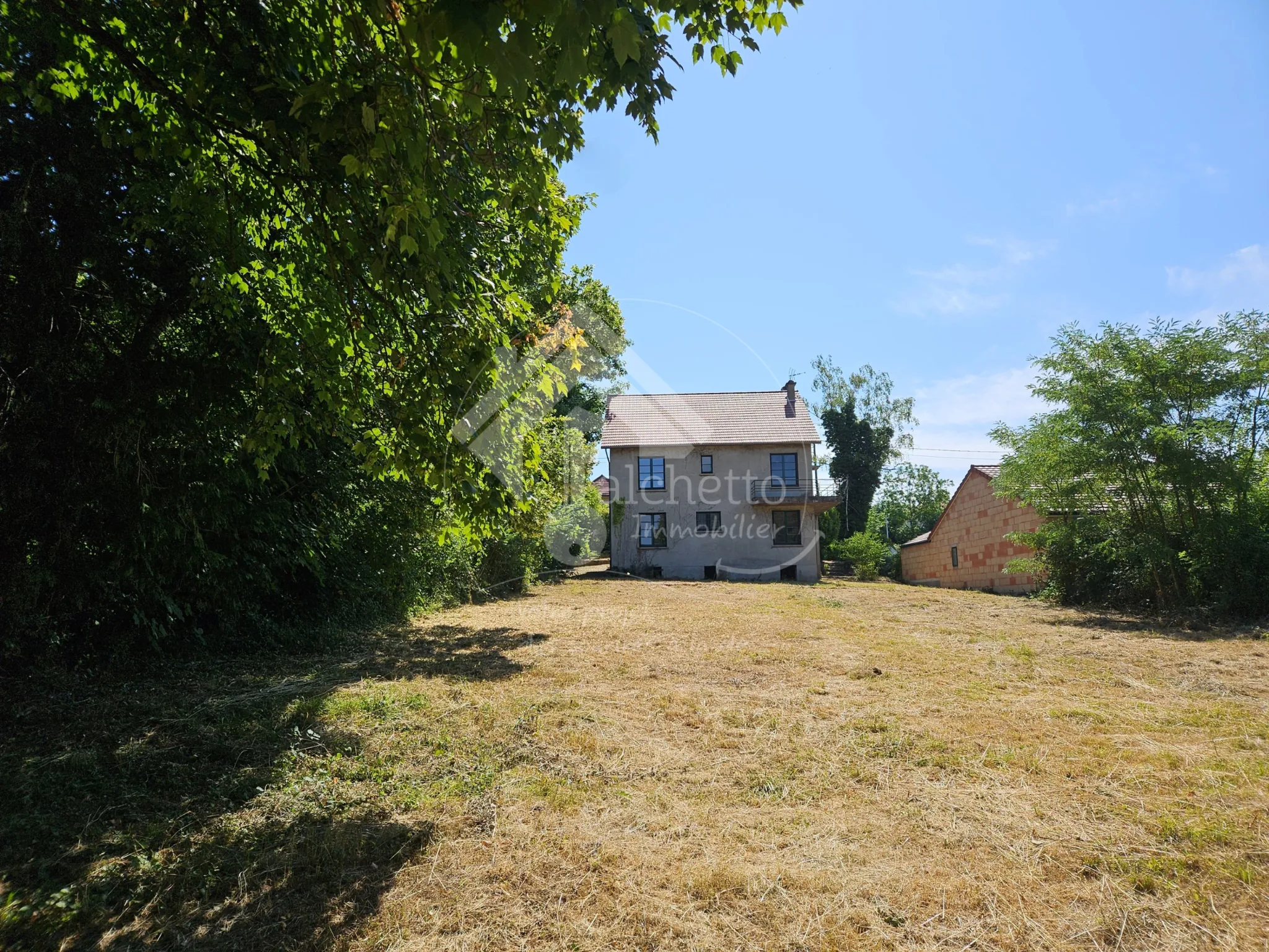 Belle maison familiale avec grand terrain à Cusset, 3 niveaux, 5 chambres 