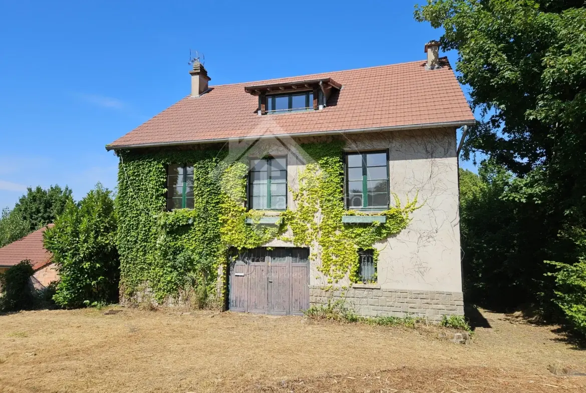 Belle maison familiale avec grand terrain à Cusset, 3 niveaux, 5 chambres 