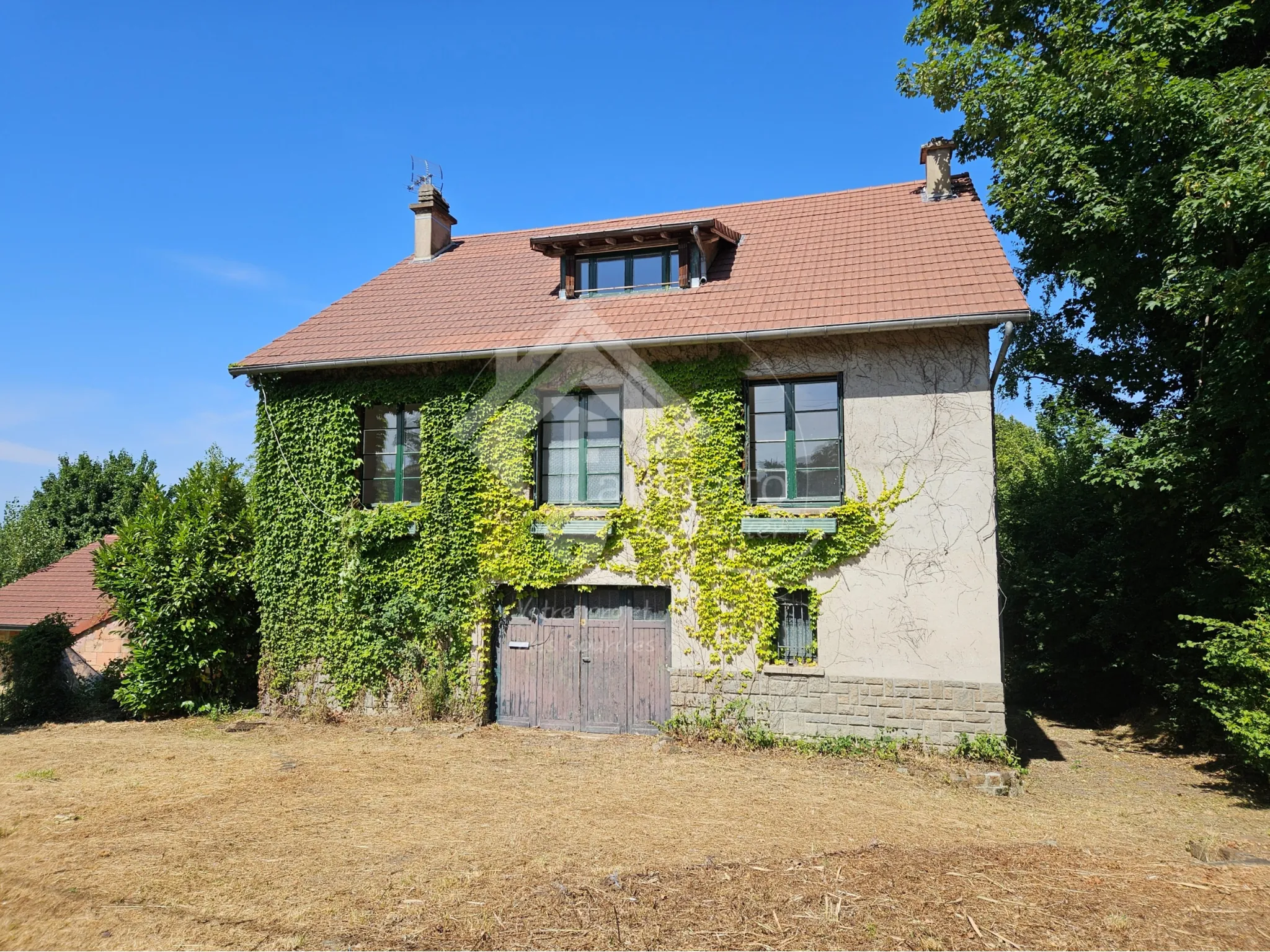 Belle maison familiale avec grand terrain à Cusset, 3 niveaux, 5 chambres 