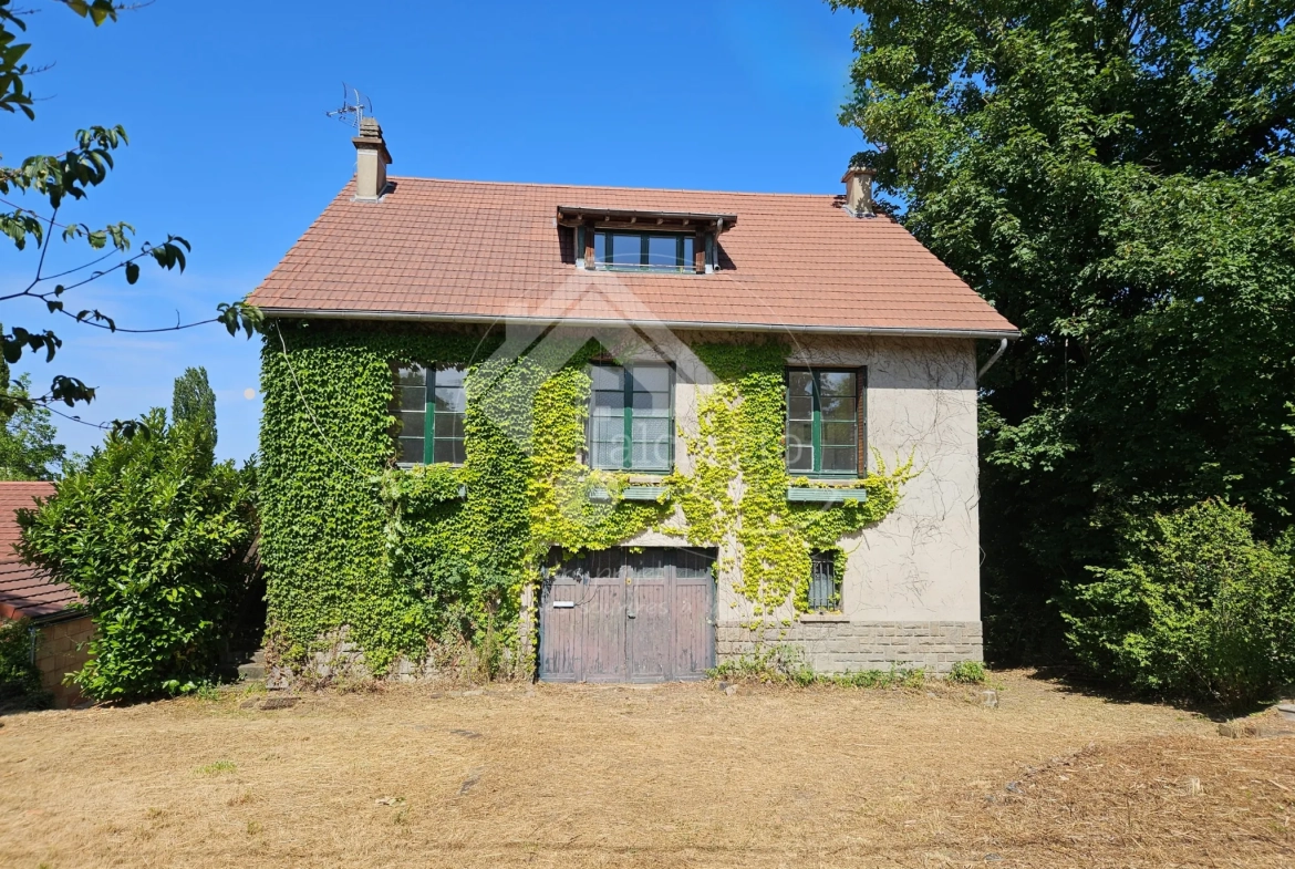 Belle maison familiale avec grand terrain à Cusset, 3 niveaux, 5 chambres 