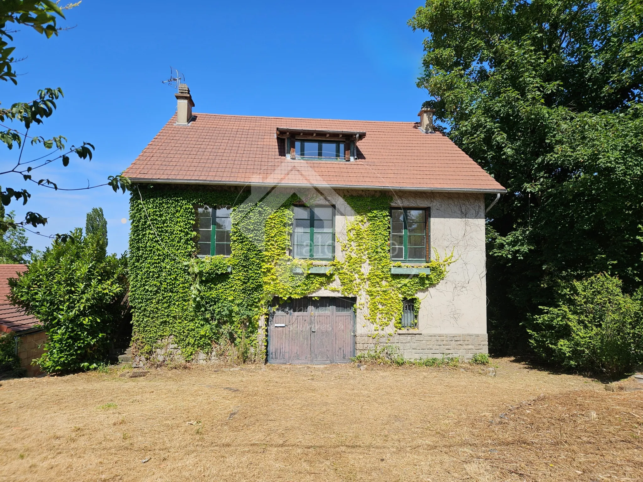 Belle maison familiale avec grand terrain à Cusset, 3 niveaux, 5 chambres 