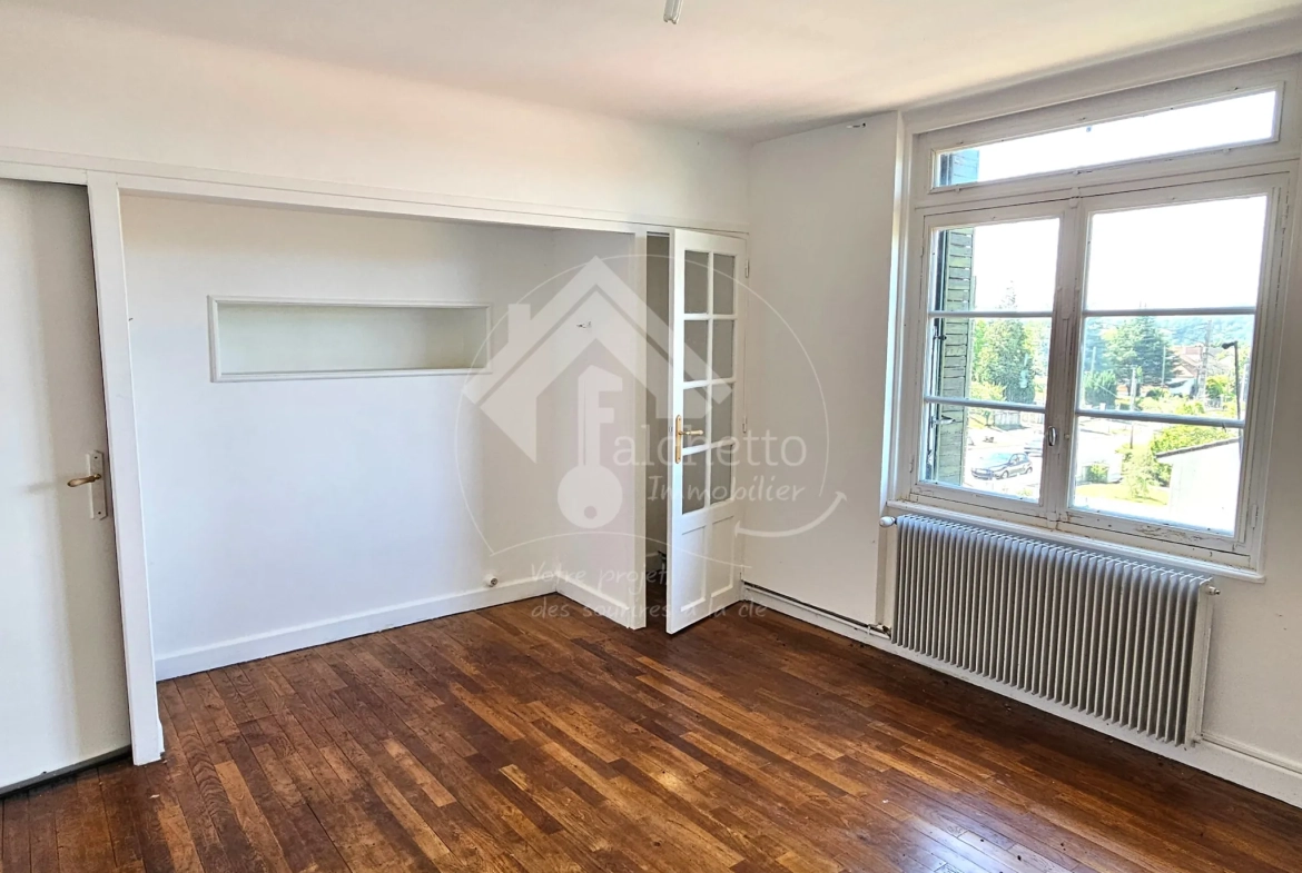 Belle maison familiale avec grand terrain à Cusset, 3 niveaux, 5 chambres 