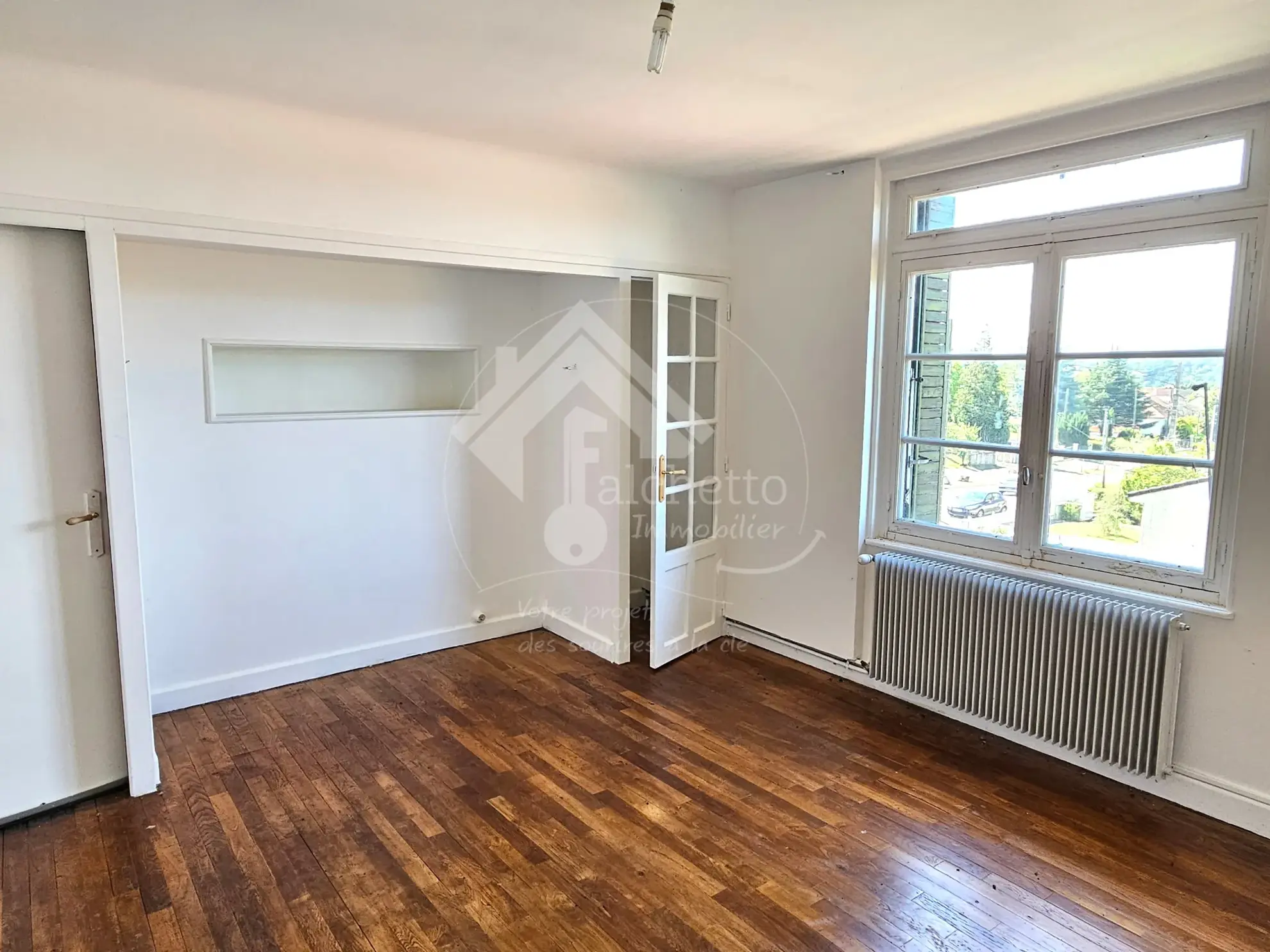 Belle maison familiale avec grand terrain à Cusset, 3 niveaux, 5 chambres 