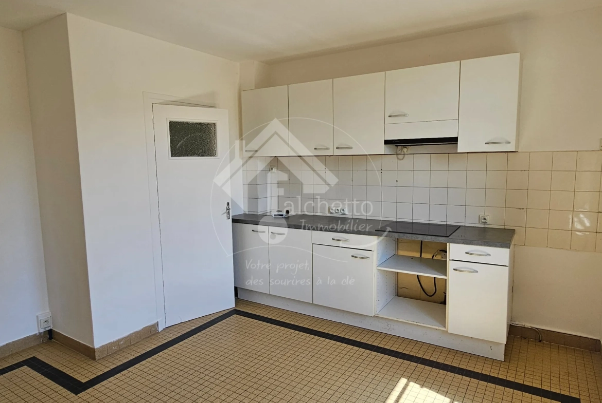 Belle maison familiale avec grand terrain à Cusset, 3 niveaux, 5 chambres 