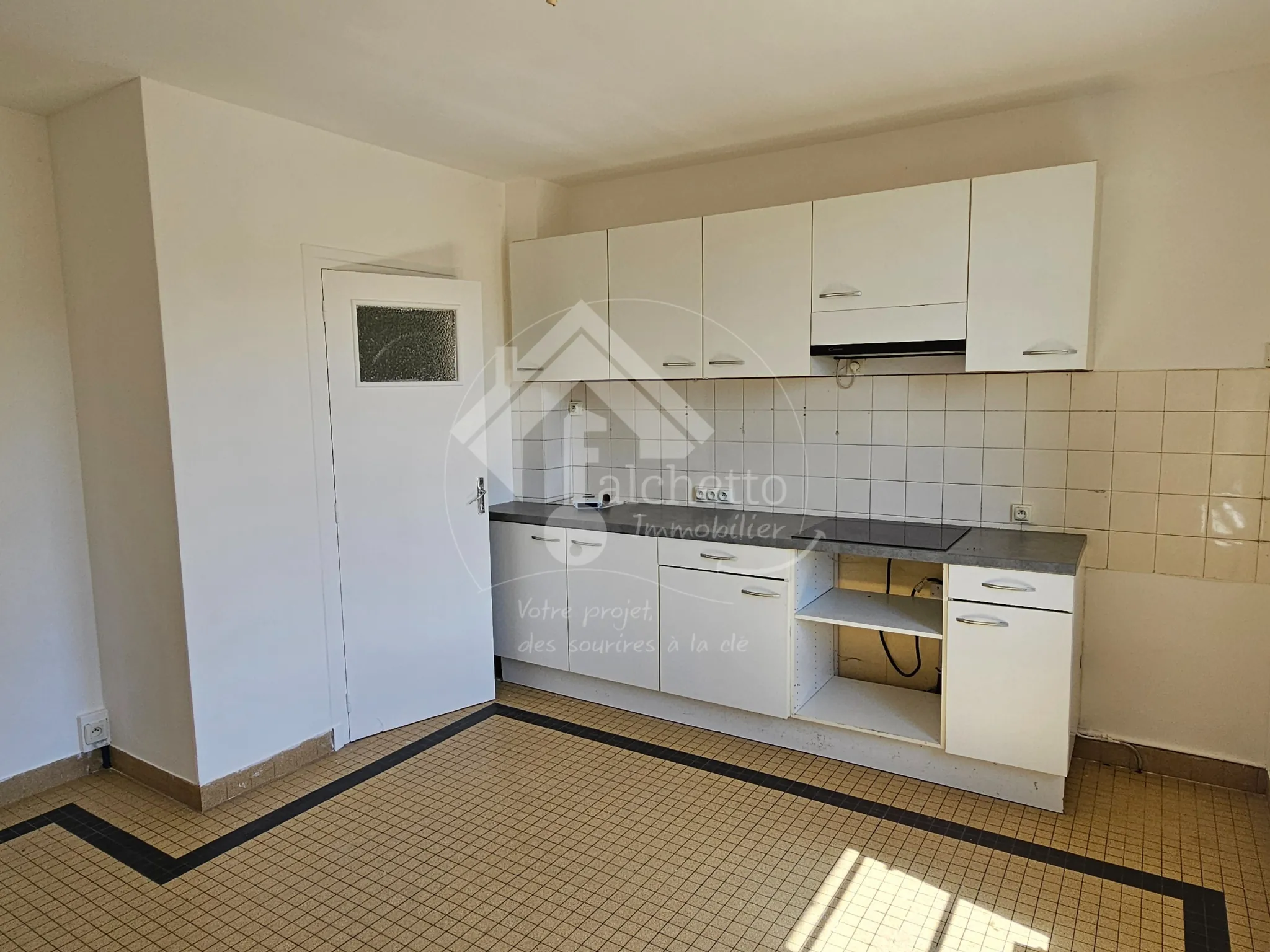 Belle maison familiale avec grand terrain à Cusset, 3 niveaux, 5 chambres 