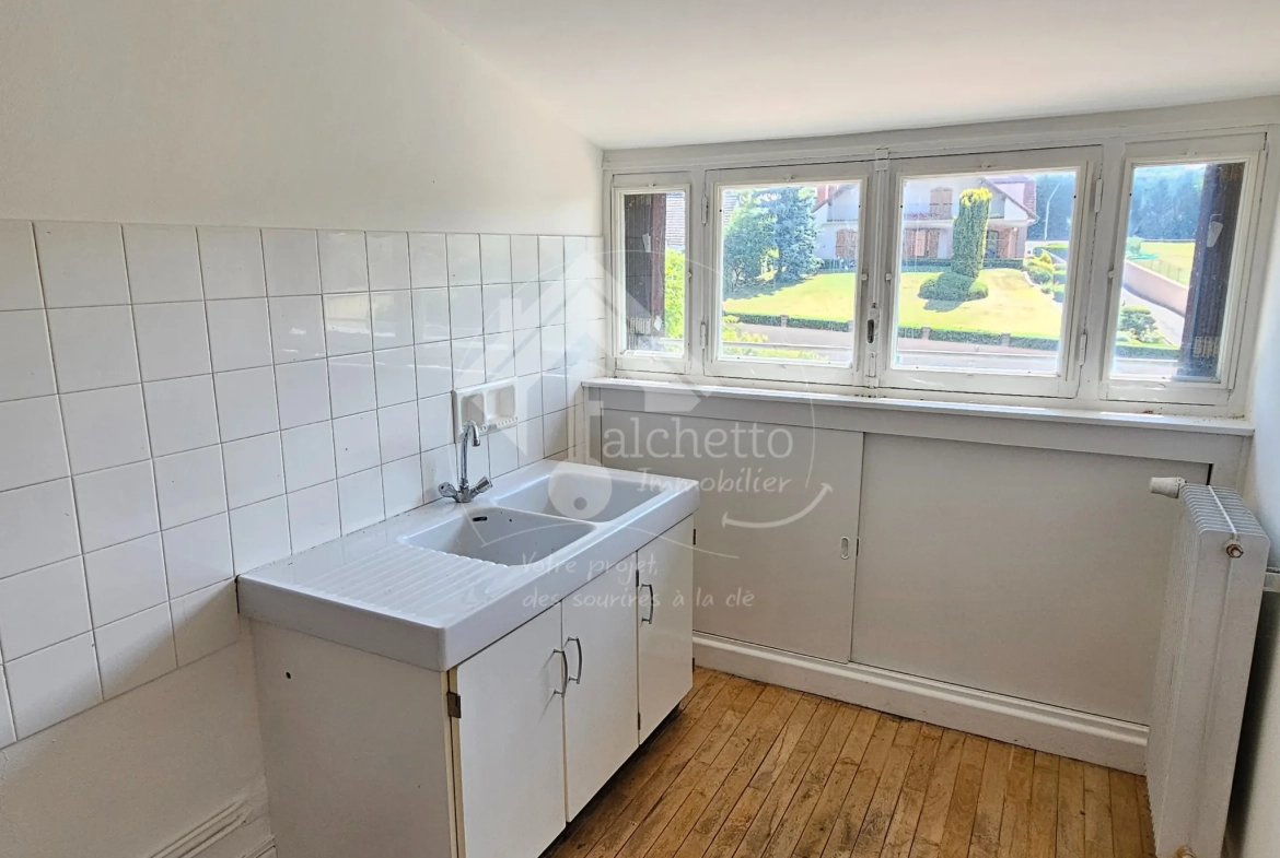Belle maison familiale avec grand terrain à Cusset, 3 niveaux, 5 chambres 