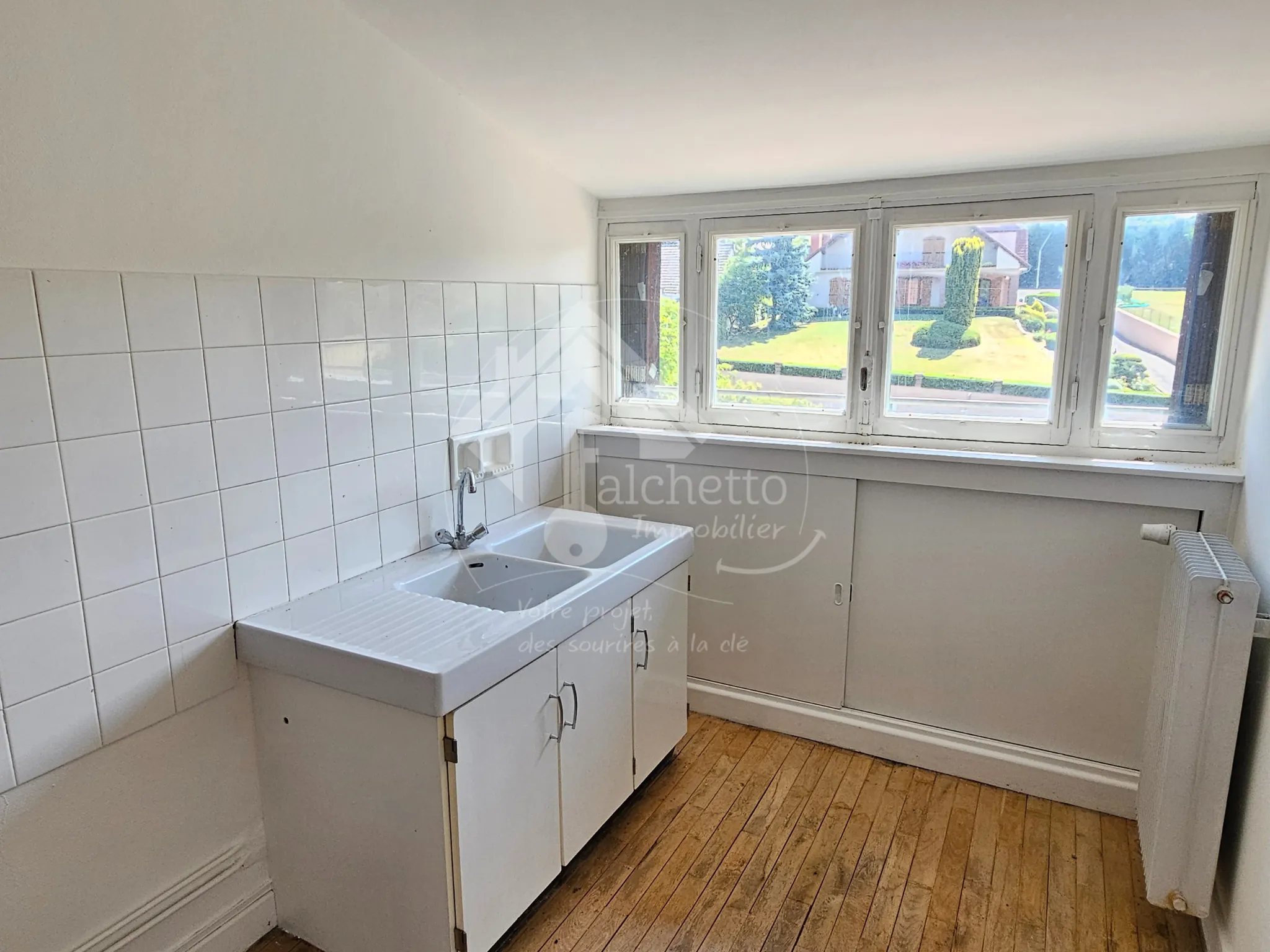 Belle maison familiale avec grand terrain à Cusset, 3 niveaux, 5 chambres 