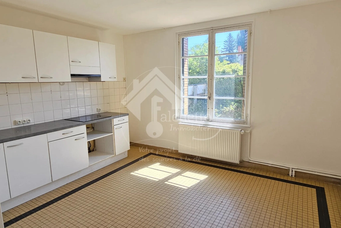 Belle maison familiale avec grand terrain à Cusset, 3 niveaux, 5 chambres 
