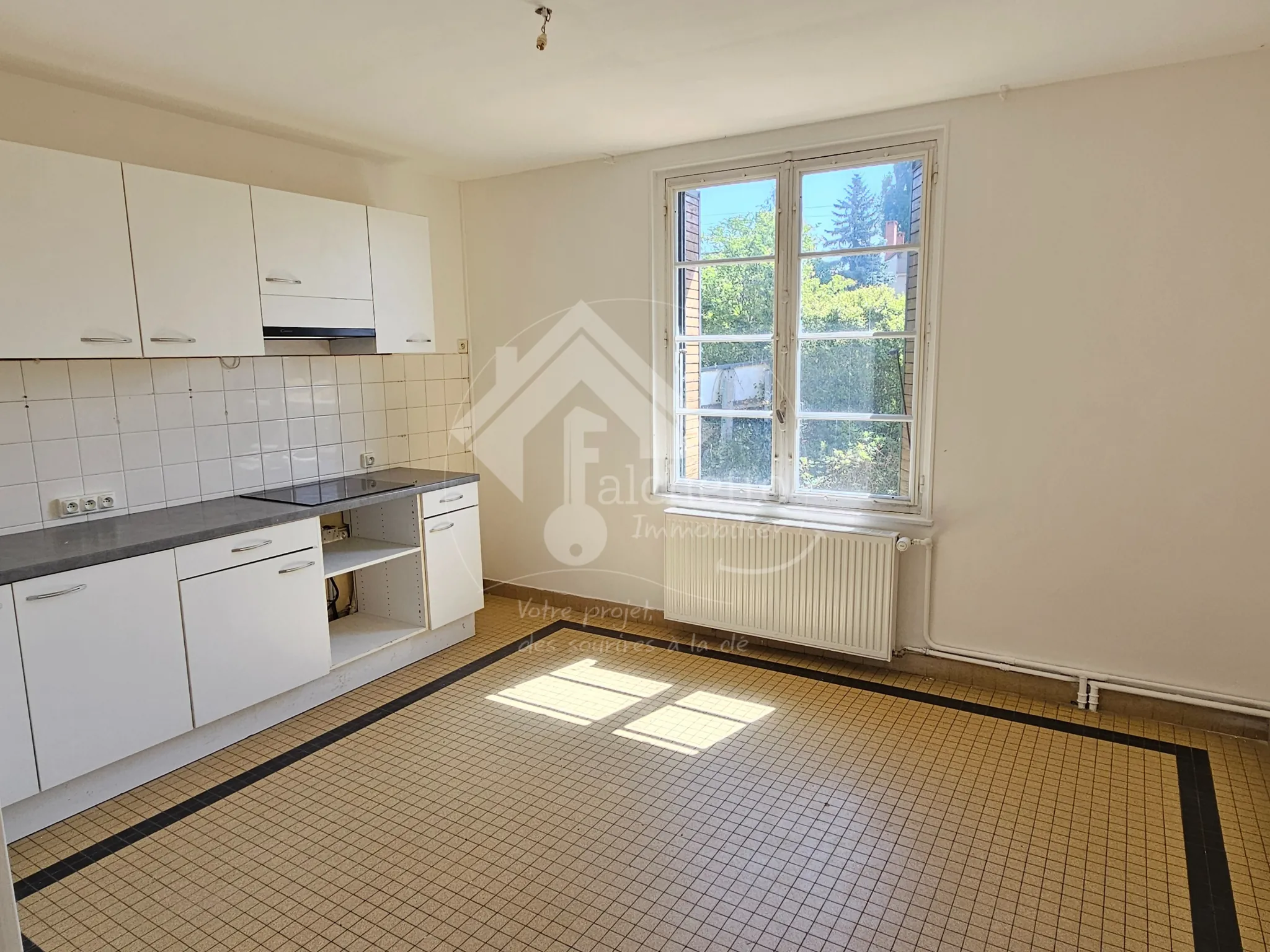 Belle maison familiale avec grand terrain à Cusset, 3 niveaux, 5 chambres 