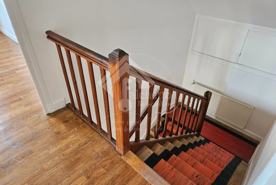 Belle maison familiale avec grand terrain à Cusset, 3 niveaux, 5 chambres 