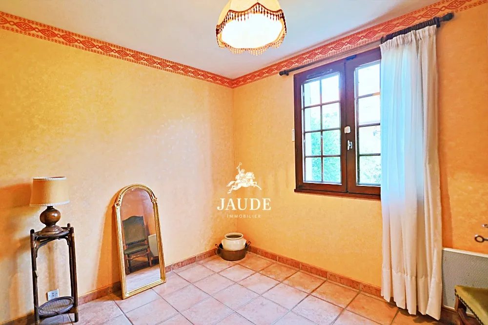 Maison à vendre à Mirefleurs avec grand jardin et potentiel de rénovation 